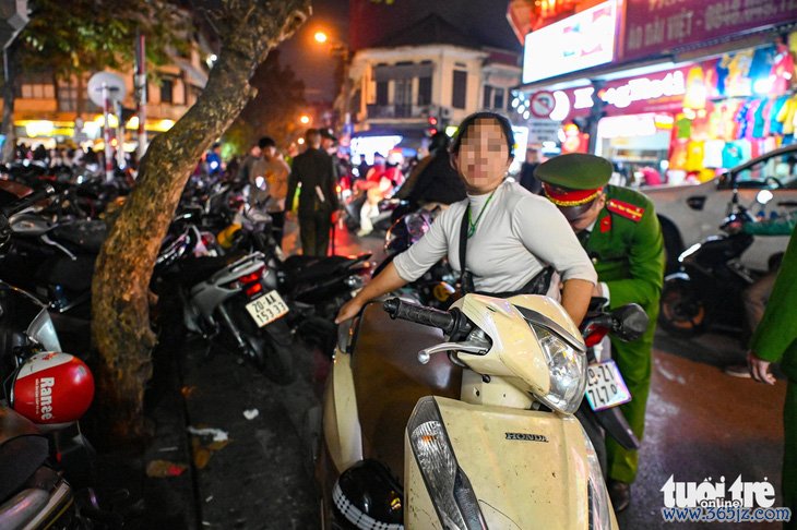 Trông xe 'chặt chém'， chiếm gần hết lòng đường， loạt bãi trông xe quanh hồ Gươm bị xử phạt - Ảnh 11.