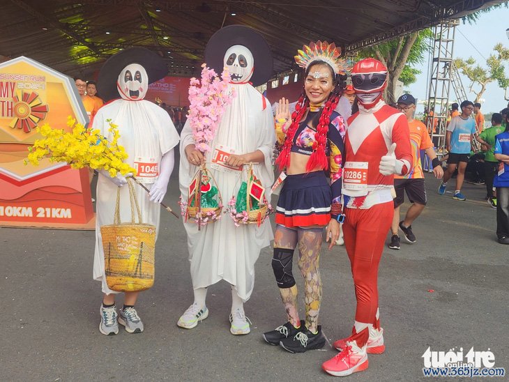 Chàng trai ngồi xe lăn chinh phục 10km Marathon 2024 - Ảnh 3.