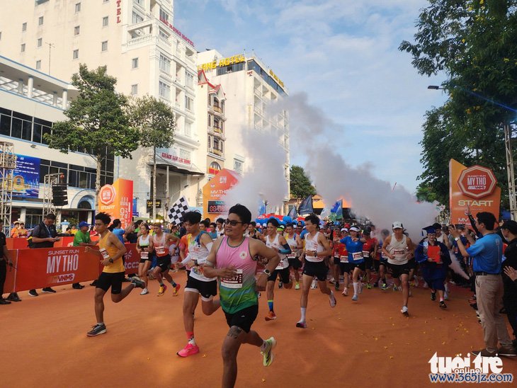 Chàng trai ngồi xe lăn chinh phục 10km marathon 2024 - Ảnh 2.